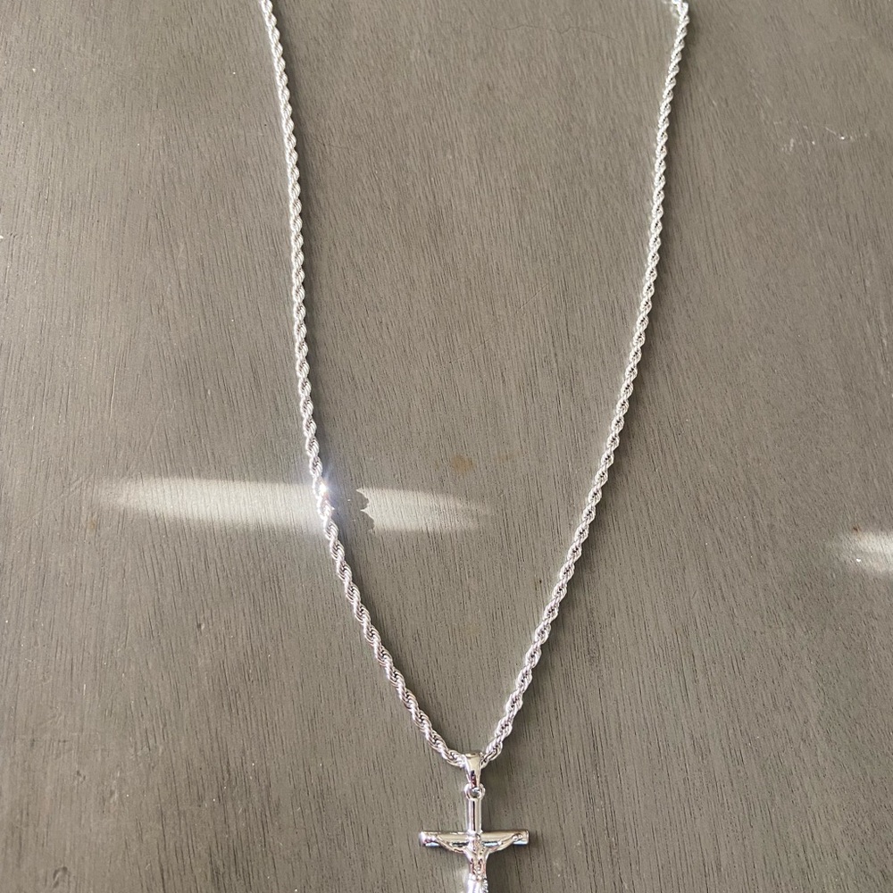 NWOT Elegant Silver Cross Necklace